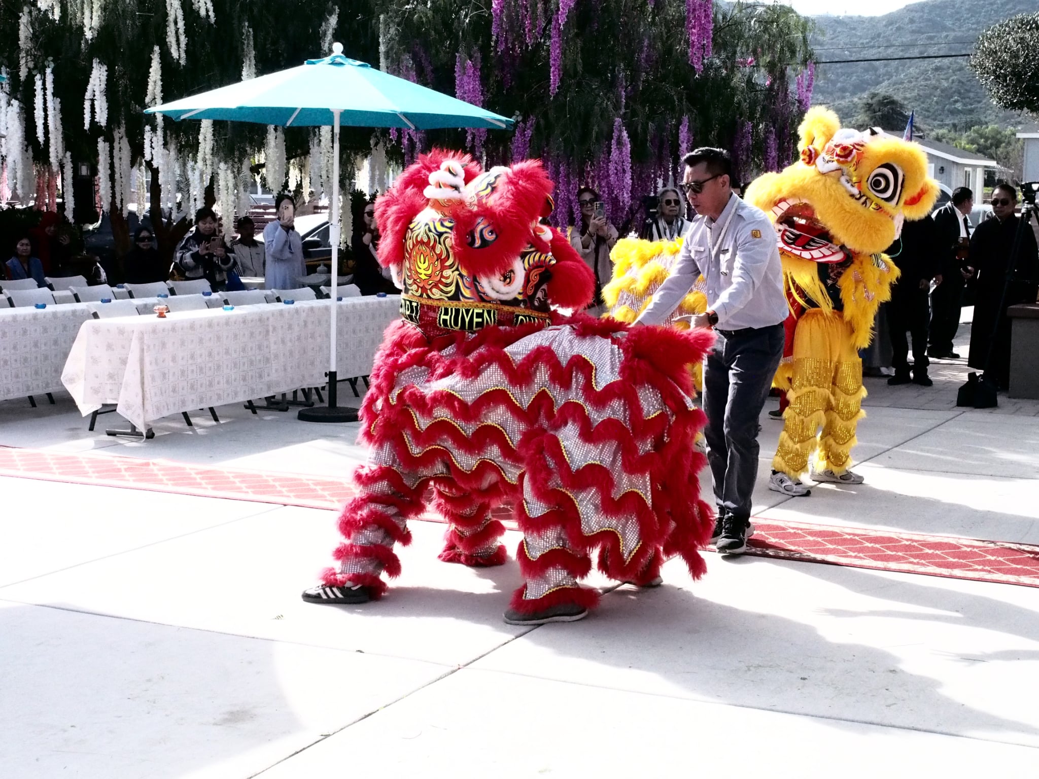 Chuẩn bị múa lân