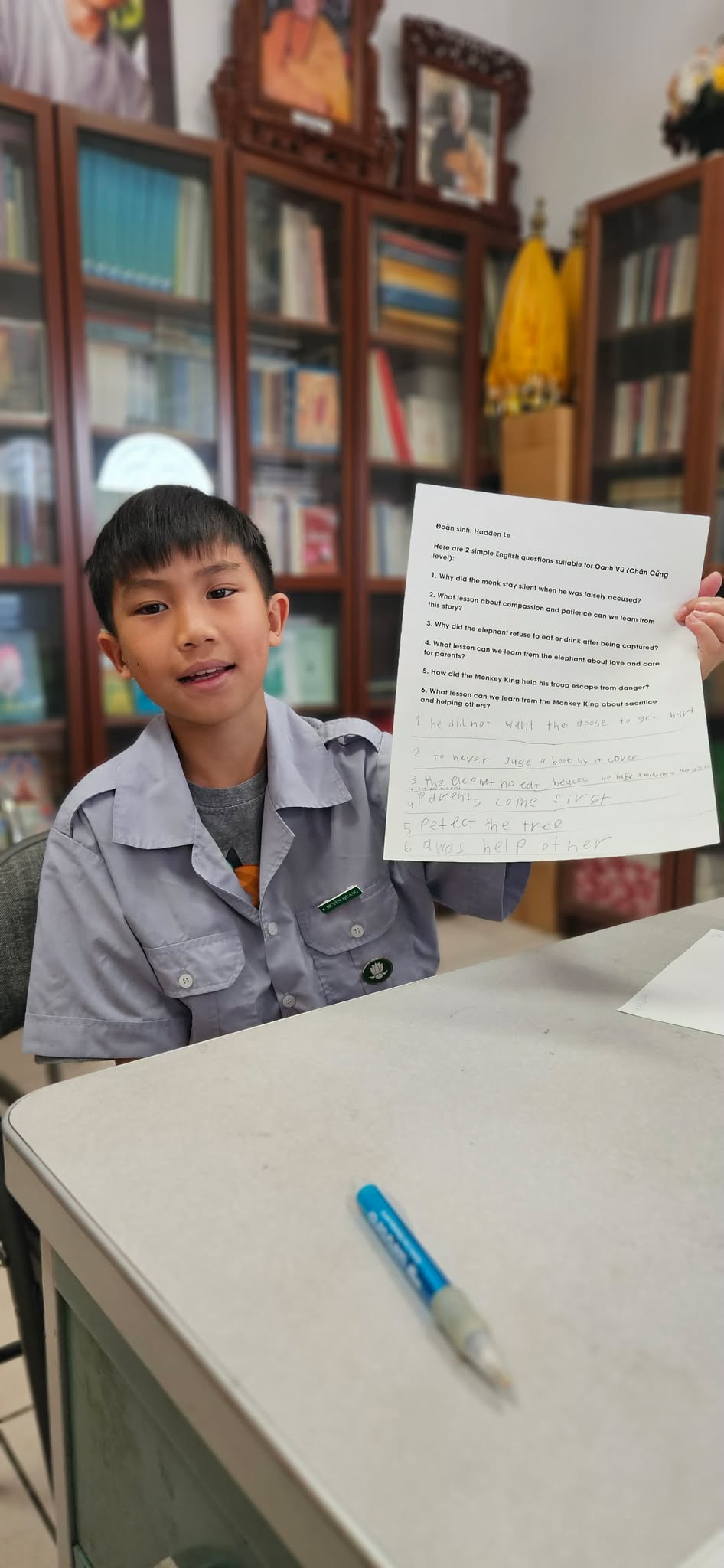 Hadden Lê cầm bài kiểm tra