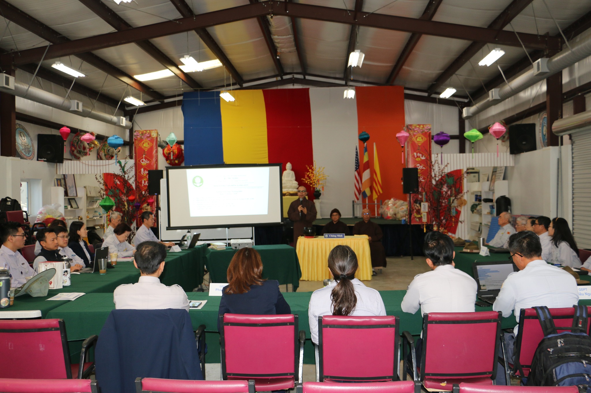 Quang cảnh buổi họp