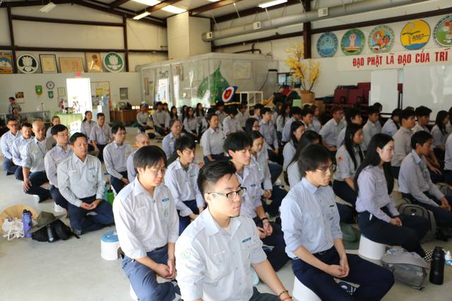 Hơn một trăm Huynh Trưởng cùng ngồi thiền trong hội trường