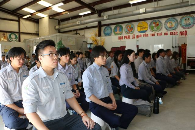 Thực tập thiền quán niệm hơi thở tại khai khóa Bậc Kiên Bậc Trì