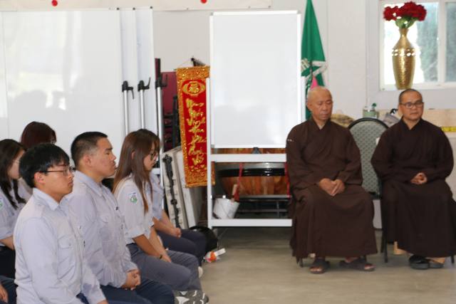 Thượng Tọa Thích Huệ Phúc và Đại Đức Thích Thiên Tuệ chứng minh lễ khai khóa Bậc Kiên Bậc Trì