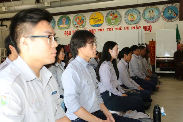 Huynh Trưởng ngồi thiền trong hội trường
