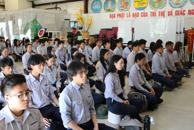 Toàn hội trường cùng ngồi thiền