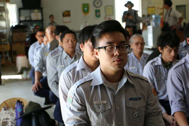 Học viên ngồi thiền giữa ngày nắng nóng