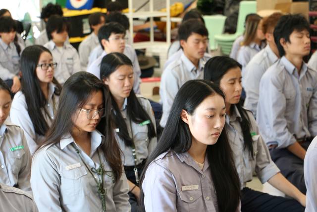 Nữ học viên thực tập quán niệm hơi thở