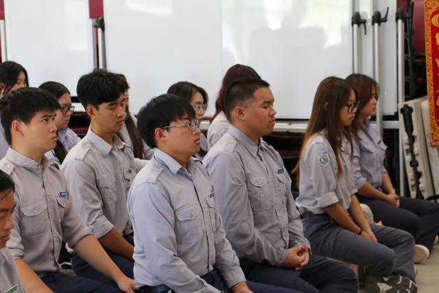 Học viên khép mắt theo dõi hơi thở