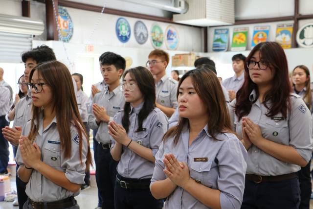 Học viên chắp tay trong nghi lễ
