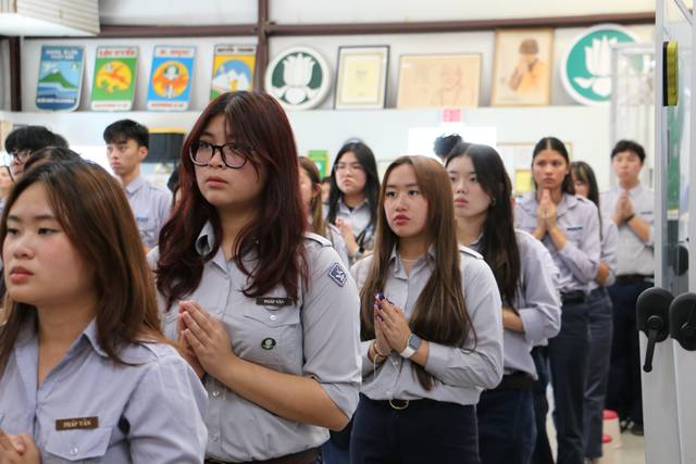 Nữ Huynh Trưởng trong giờ hành lễ