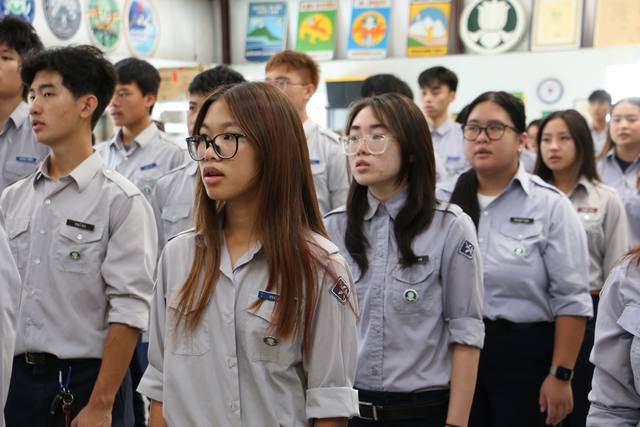 Học viên đứng nghiêm trong nghi lễ