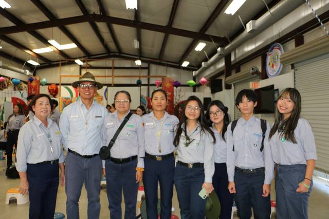 Học viên đứng chung một hàng