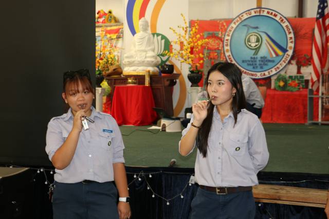 Hai học viên cùng tập thổi còi