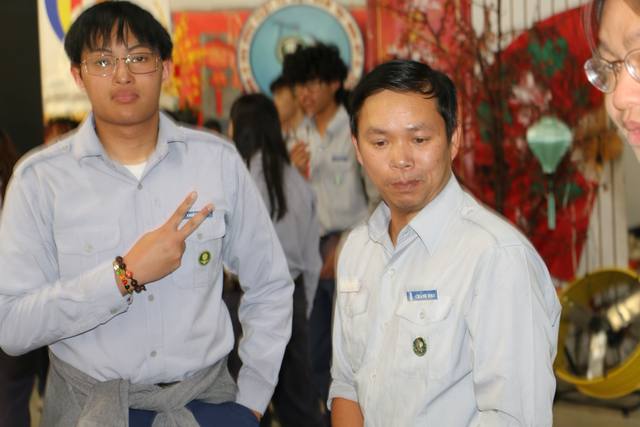 Bậc Trì kèm Bậc Kiên thổi còi