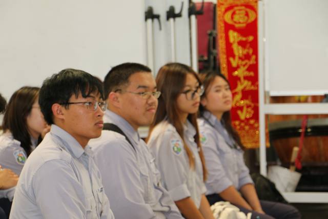 Học viên cười theo người quản trò