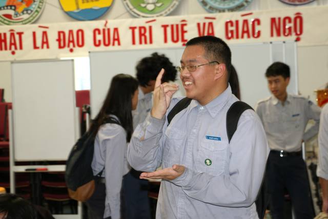 Cả vòng tròn làm theo động tác