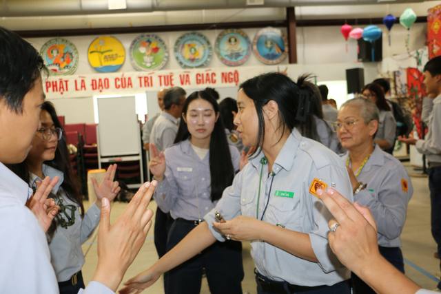Vỗ tay theo nhịp trong trò chơi vòng tròn