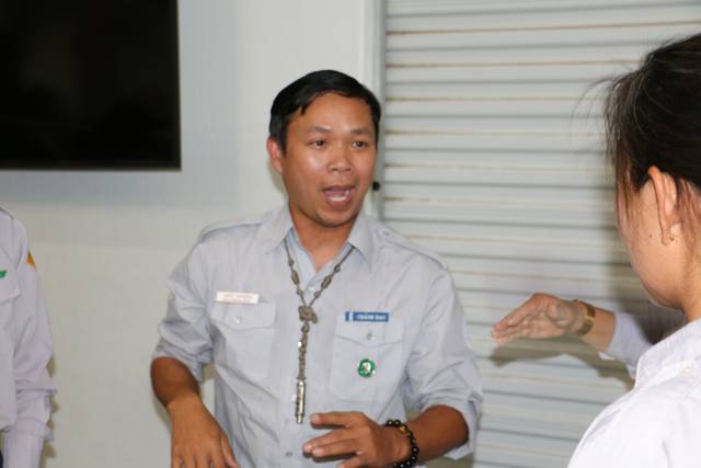Người hướng dẫn làm mẫu động tác