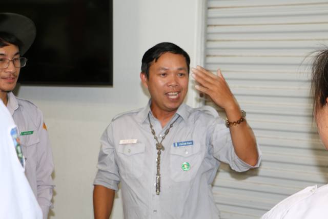 Người lớn cùng chơi vòng tròn với các em