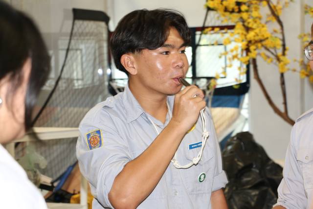 Học viên thổi còi dứt khoát
