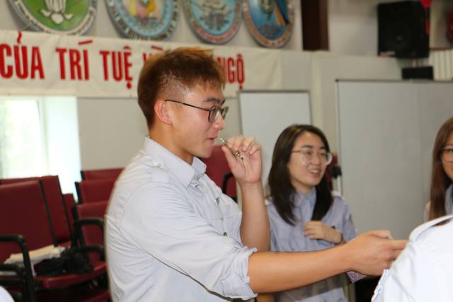 Hai người bạn mới quen sau trò chơi