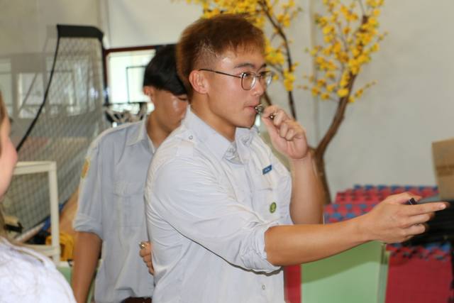 Thực tập thổi còi ngoài sân