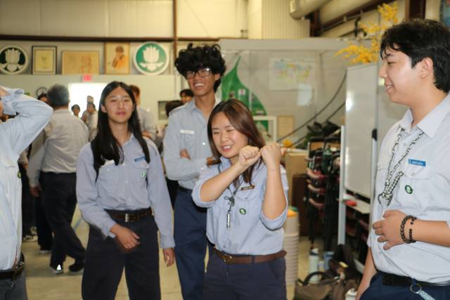Vòng tròn kéo dài tới cửa hội trường