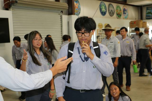 Chân dung học viên với còi và ba lô