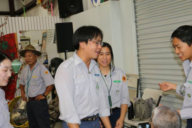 Anh lớn và em nhỏ cùng chơi
