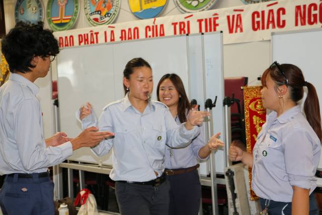 Cả nhóm cùng đưa tay trong vòng tròn