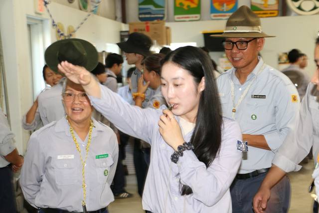 Huynh Trưởng niên trưởng vui chơi cùng các em