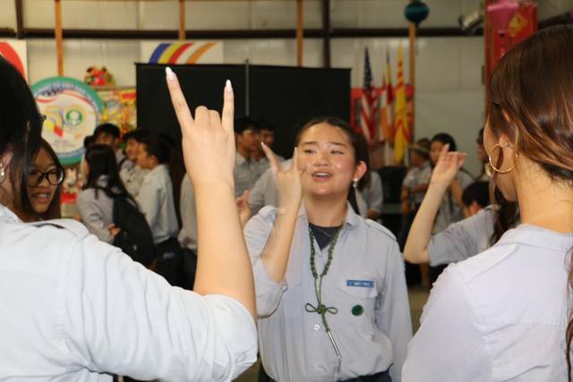 Học viên reo hò trong trò chơi