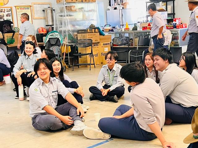 Ngồi thành vòng cùng chơi