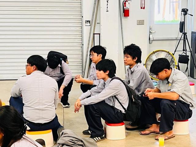 Nhóm nghiêng người theo nhịp trò chơi