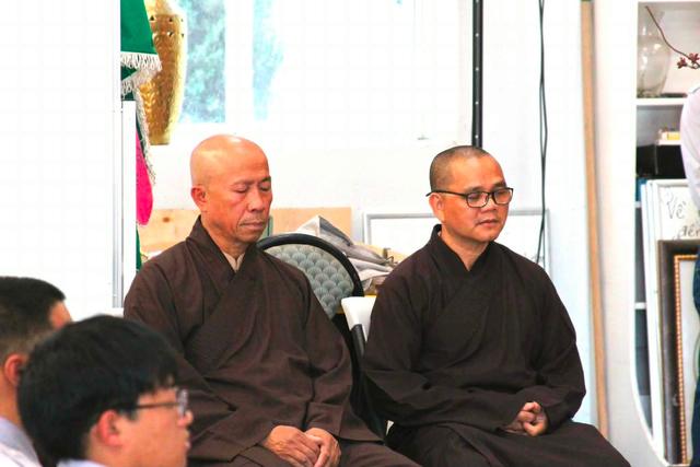 Thượng Tọa Thích Huệ Phúc và Đại Đức Thích Thiên Tuệ chứng minh lễ khai khóa