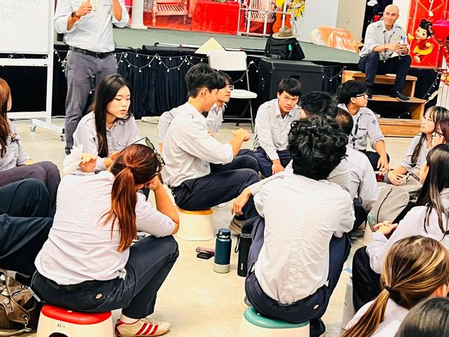Vòng tròn chật kín người