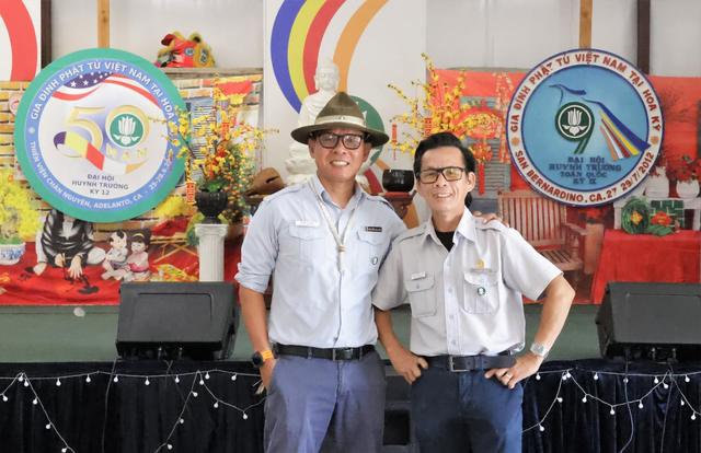 Hai Huynh Trưởng trước phông nền 50 năm