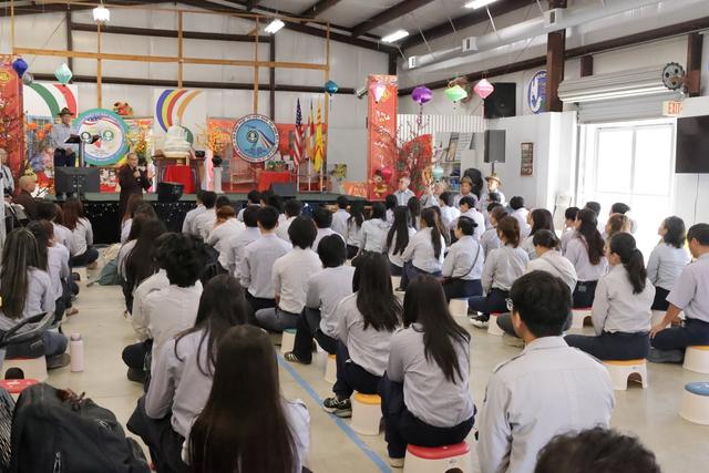 Cả hội trường hướng về bàn Phật
