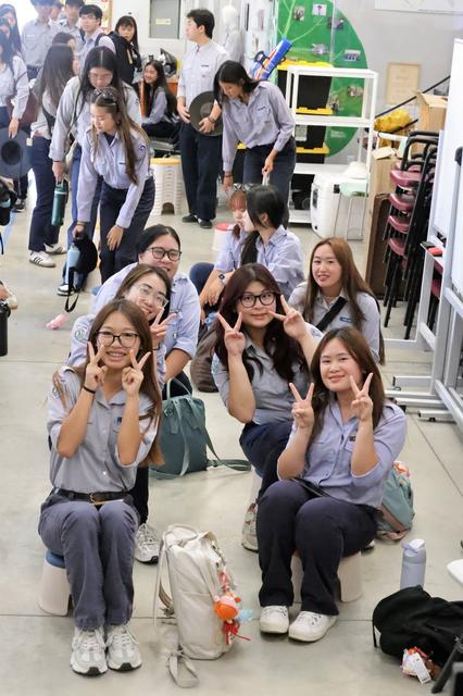 Học viên cười sau một ngày dài