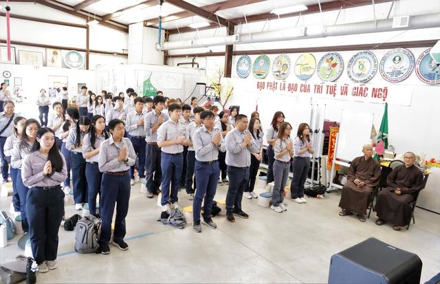 Tập họp ngoài sân