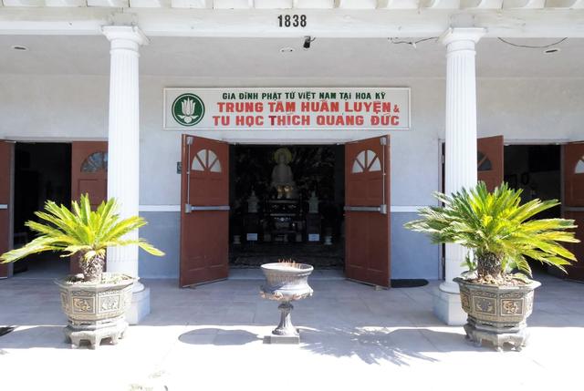 Bảng hiệu Trung Tâm Thích Quảng Đức