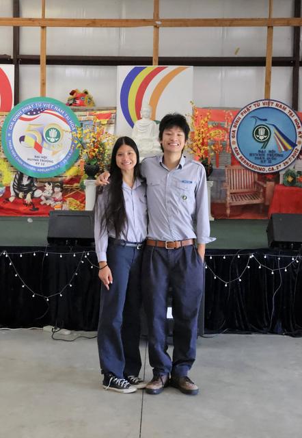 Hình kỷ niệm trước phông nền