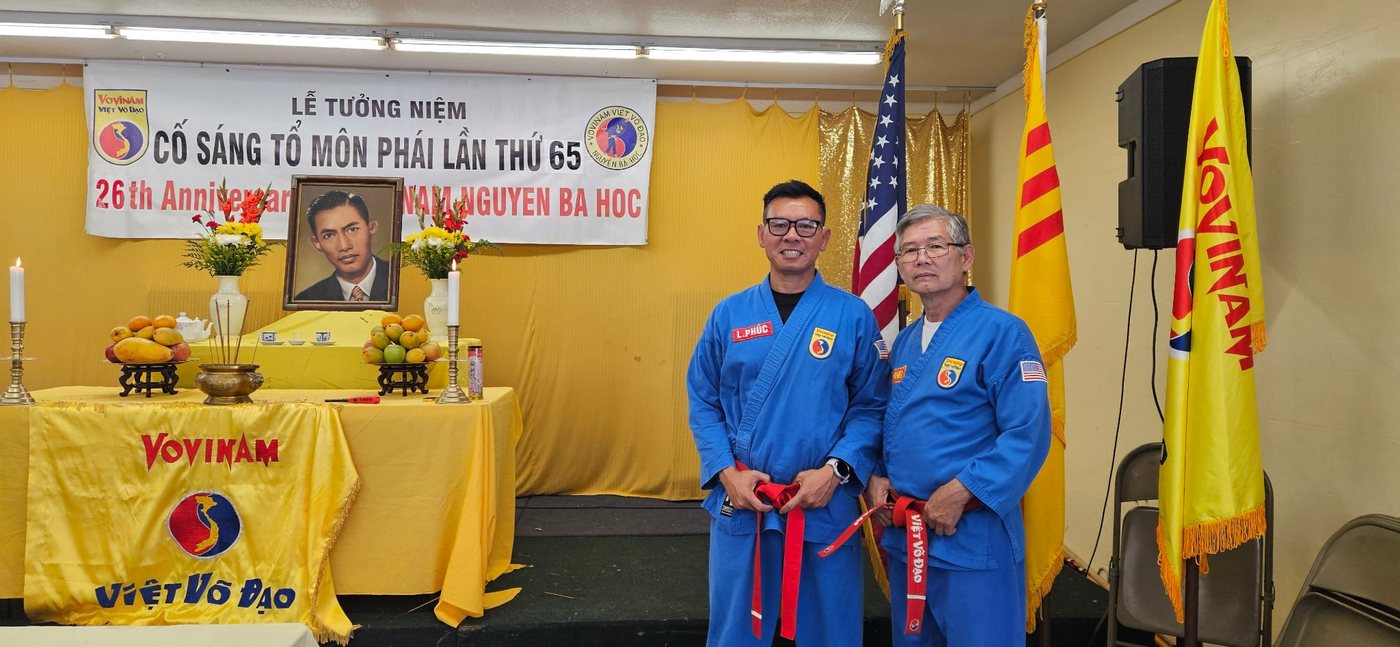Trước bàn thờ Cố Sáng Tổ