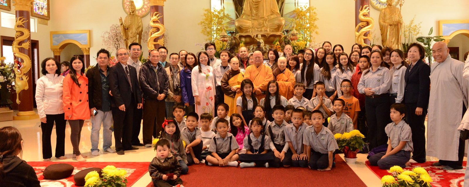 Đoàn sinh, Huynh Trưởng và phụ huynh GĐPT Huyền Quang chụp hình chung với chư Tôn Đức trước tôn tượng Đức Phật vàng trong chánh điện Thiền Viện Chân Nguyên