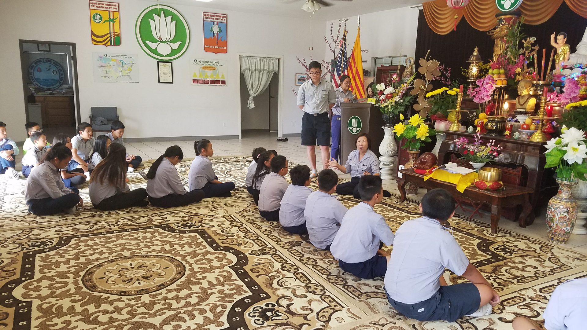 Đoàn sinh quỳ lễ Phật trước bàn thờ trong một buổi lễ của đơn vị