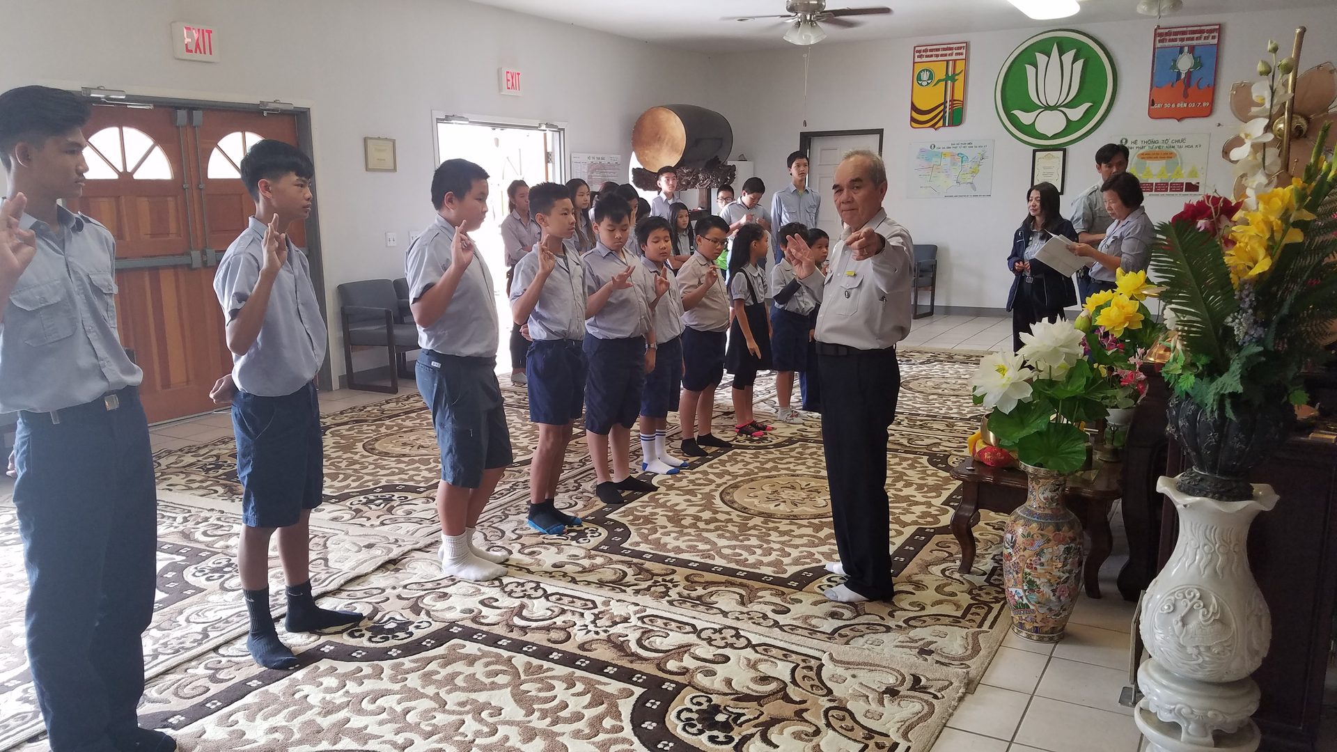 Hai hàng đoàn sinh GĐPT Huyền Quang đứng đối diện nhau trong chánh điện