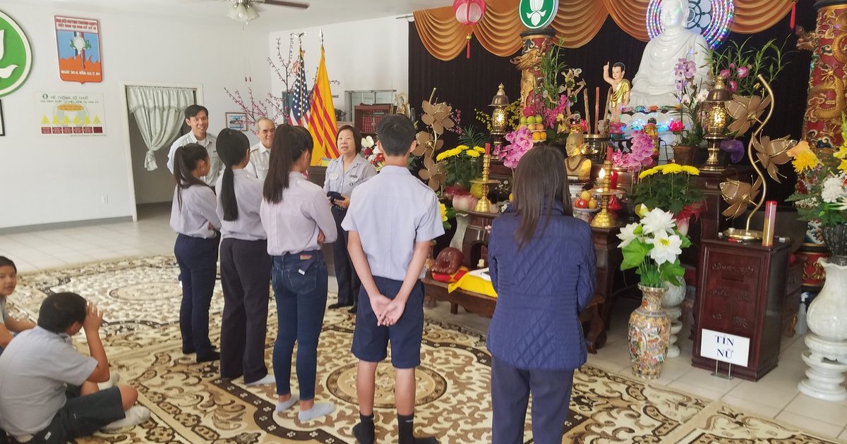 Lễ Lên Đoàn GĐPT Huyền Quang ngày 23 tháng 10 năm 2016 — đoàn sinh đứng trước bàn thờ Phật