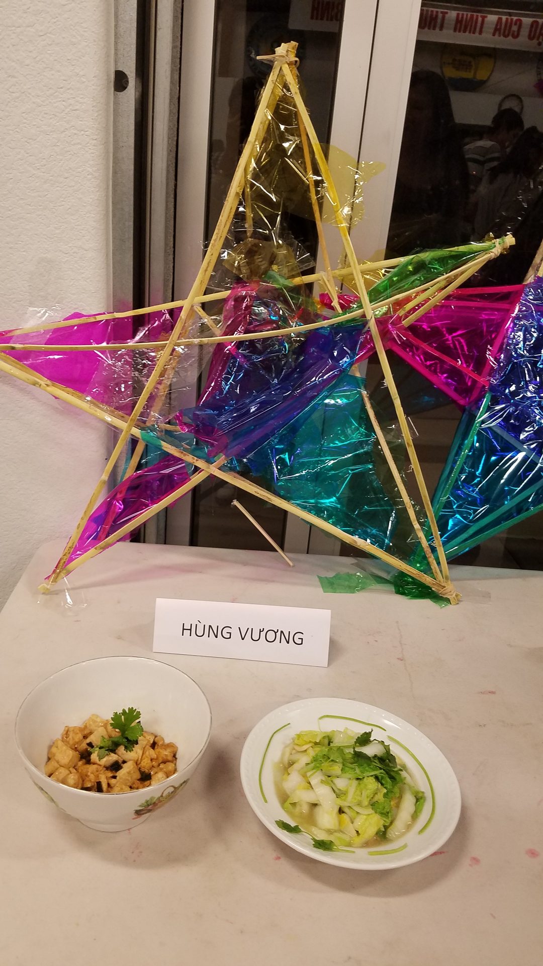 Lồng đèn ngôi sao bằng giấy kiếng nhiều màu do đội Hùng Vương làm trong đêm Trung Thu GĐPT Huyền Quang