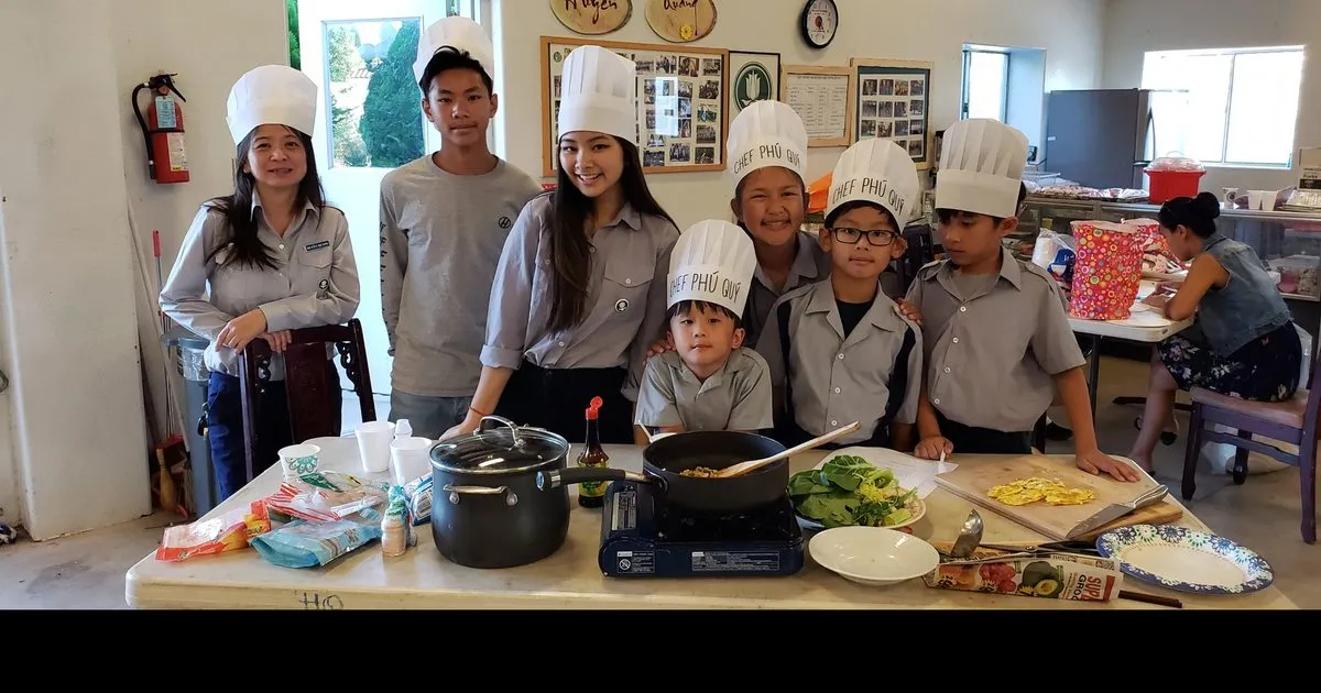 Các em GĐPT Huyền Quang đội mũ đầu bếp giấy trong hội thi nấu ăn Trung Thu 2018