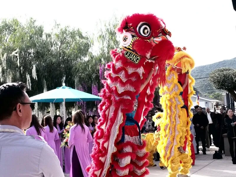 Múa Lân kính mừng Lễ Phật Thành Đạo tại Chùa Từ Ân