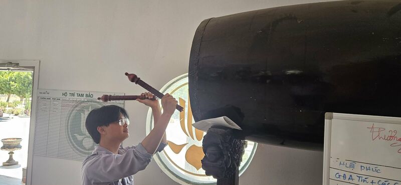 Đánh vào giữa mặt trống, không đánh vào vành
